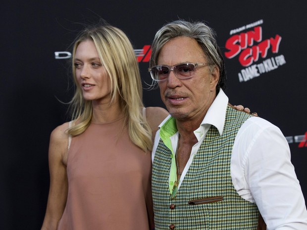 Mickey Rourke e a modelo Anastassija Makarenko em première de filme em Los Angeles, nos Estados Unidos (Foto: Mario Anzuoni/ Reuters)