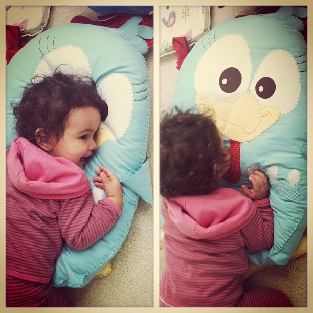 Laura, filha de Mariana Belém abraça almofada da Galinha Pintadinha (Foto: Reprodução/Instagram)