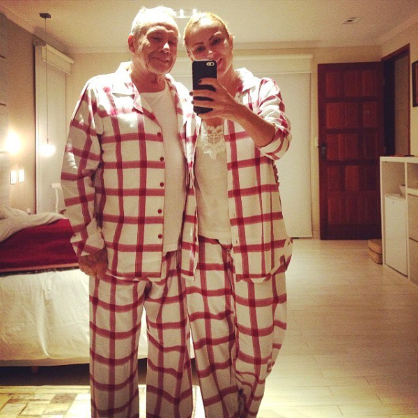 Stênio Garcia e a mulher, Marilene Saade, posam com pijamas iguais (Foto: Reprodução/Instagram)