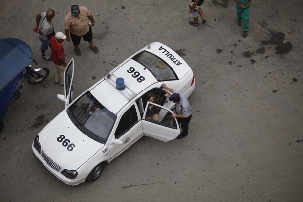 Policia Cubana interrompe ensaio de fotos com Ju Isen (Foto: Dkall Agency / Divulgação)