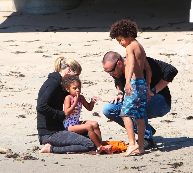 Heidi Klum com o namorado, Martin Kristen, e os filhos em praia em Los Angeles, nos EUA (Foto: X17/ Agência)