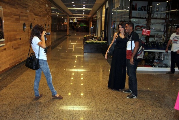 Isabeli Fontana tira foto com fã em shopping no Rio (Foto: Marcus Pavão/ Ag. News)