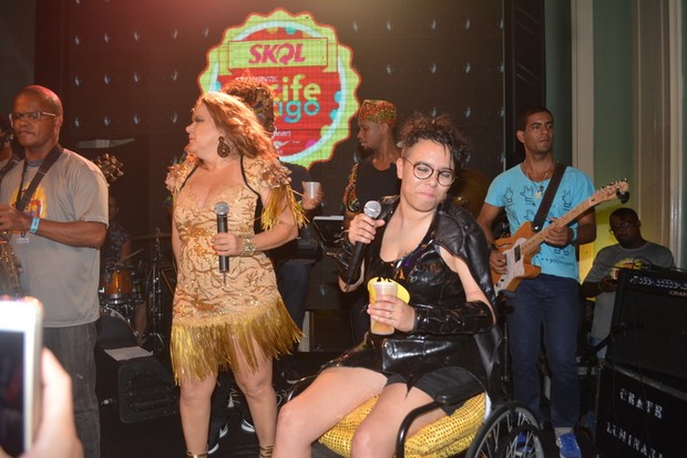 Maria Gadú cadeiras de rodas carnaval Recife (Foto: Felipe Souto Maior/AgNews)