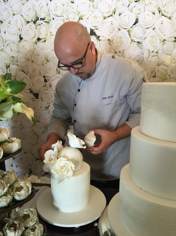 Alex Alvino monta o bolo de casamento de Felipe Simas e Mariana Uhlmann (Foto: Reprodução/Instagram)