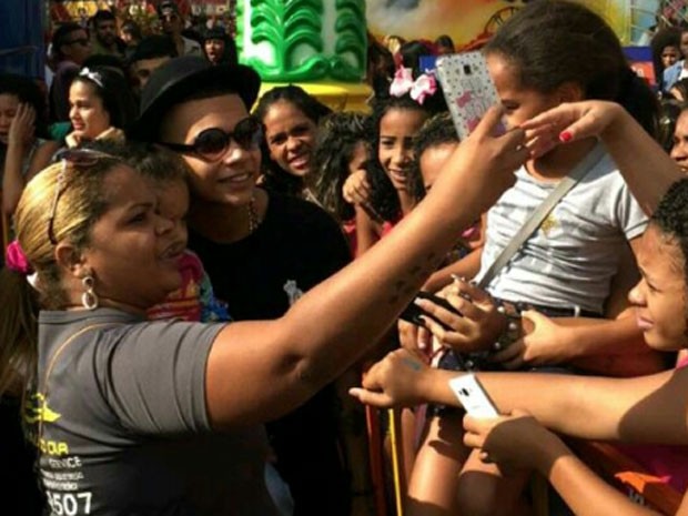 MC Duduzinho com fãs em evento na Zona Norte do Rio (Foto: Lucas Fontinelle/ Divulgação)