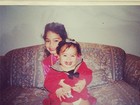 Fofura! Vanessa Hudgens posta foto antiga abraçando a irmã 