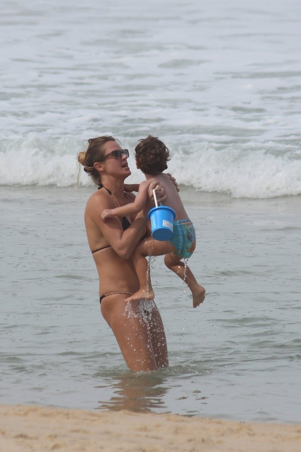 Letícia Birkheuer com o filho (Foto: Fabio Moreno / Foto Rio News)