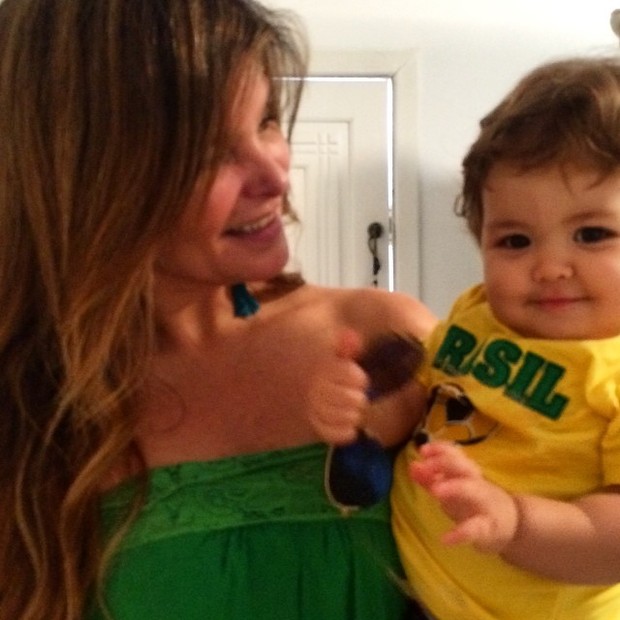 Cristiana Oliveira com o neto (Foto: Instagram / Reprodução)
