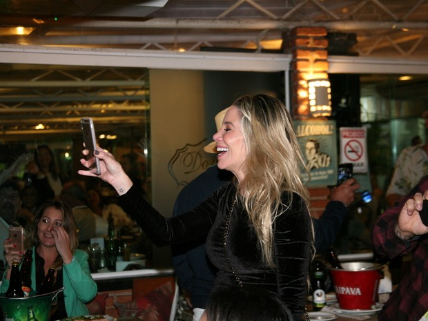 Danielle Winits em restaurante na Zona Oeste do Rio (Foto: Robson Moreira/ Divulgação)