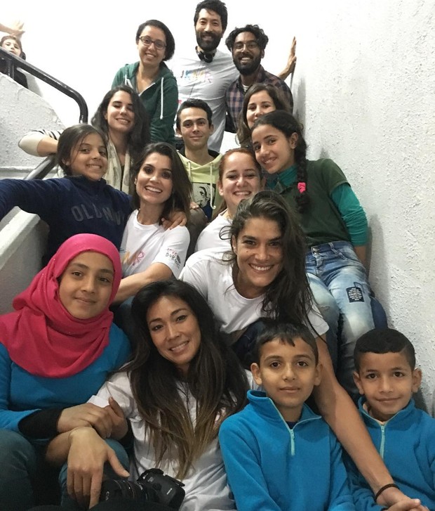 Flavia Alessandra, Priscila Fantin,, Daniele Suzuki com crianças refugiadas da Síria (Foto: Instagram / Reprodução)