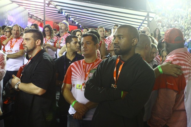 Kanye West assite ao desfile da Imperatriz (Foto: Raphael Mesquita/ Foto Rio News)