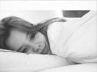 Giovanna Lancellotti posta foto na cama e pede: 'Mais cinco minutinhos'