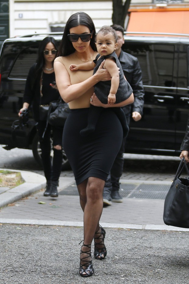 Kim Kardashian com a filha, North West (Foto: Gonzalo Fuentes/Reuters)