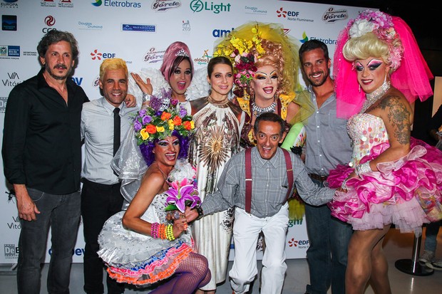 Letícia Spiller, drag queens e elenco do filme (Foto: Photo Rio News)