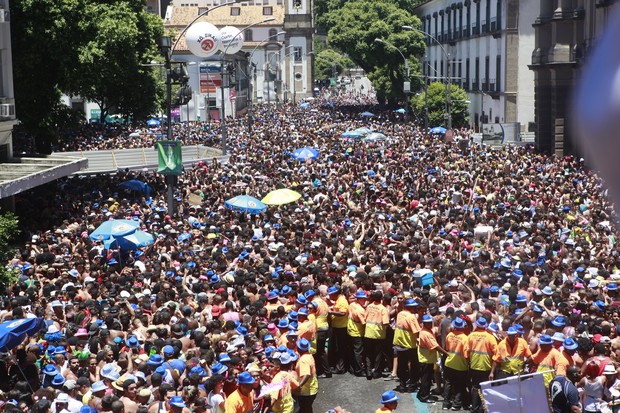 Foliões reunidos para o Bloco da Preta (Foto: Isac Luz / EGO)