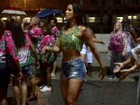 Renata Santos enfrenta forte chuva em ensaio de rua da Mangueira