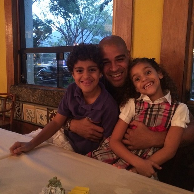 Adriano com os filhos no shopping (Foto: Instagram / Reprodução)