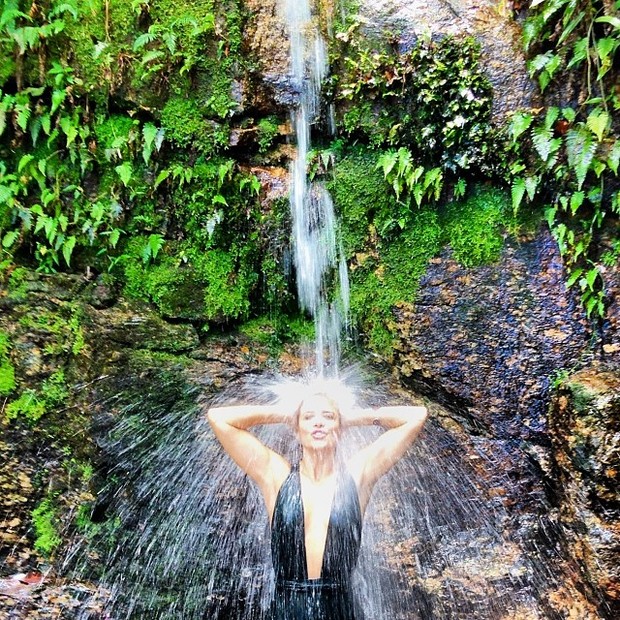 Christine Fernandes toma banho de cachoeira (Foto: Reprodução/Instagram)