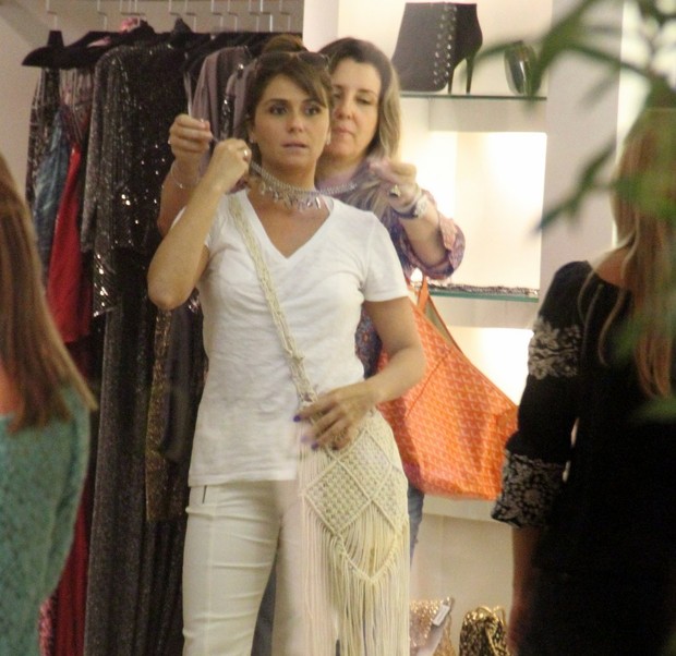 Giovanna Antonelli foi as compras com a irmão no shopping (Foto: Marcus Pavão/Agnews)