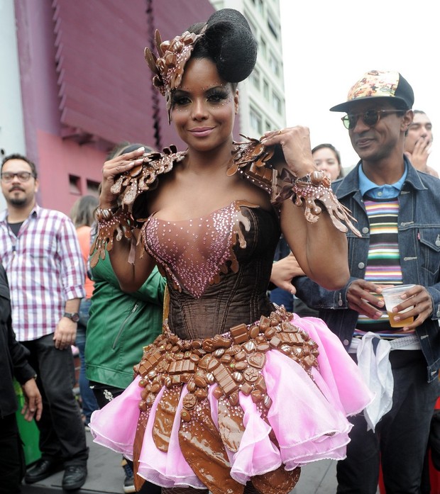 Adriana Bombom na parada Gay (Foto: Francisco Cepeda e Leo Franco / AgNews)