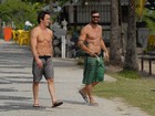 Ex-BBB Yuri e Diego Hypólito esbanjam boa forma em praia do Rio