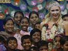 Paris Hilton visita orfanato durante sua viagem ao oeste da Índia