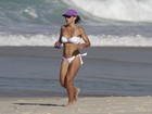 Carla Marins corre na praia com biquíni branco de lacinho