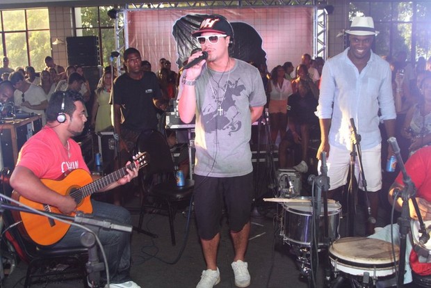 Thiago Martins e Rafael Zulu em show em Niterói, no Rio (Foto: Anderson Borde/ Ag. News)