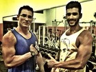 Gusttavo Lima exibe braço musculoso ao lado de amigo