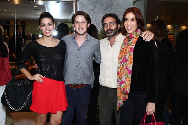 Fernanda Machado com o namorado e Maria Clara Gueiros com o marido na estréia da peça "Vermelho" (Foto: Raphael Mesquita / Foto Rio News)
