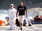 Ana Maria Braga passeia com o marido na orla do Rio