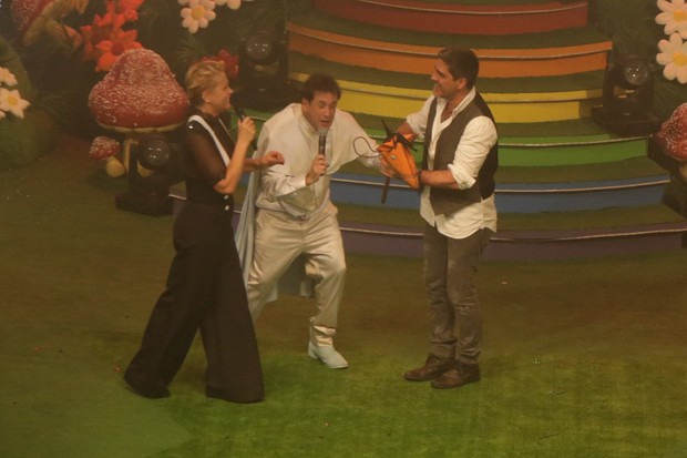 Xuxa, Sérgio Mallandro e Junno Andrade se divertem em cima do palco durante festa no Rio (Foto: Ricardo Nunes / Divulgação)