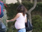 Prestes a dar à luz, Mila Kunis desfila barrigão de grávida em Los Angeles