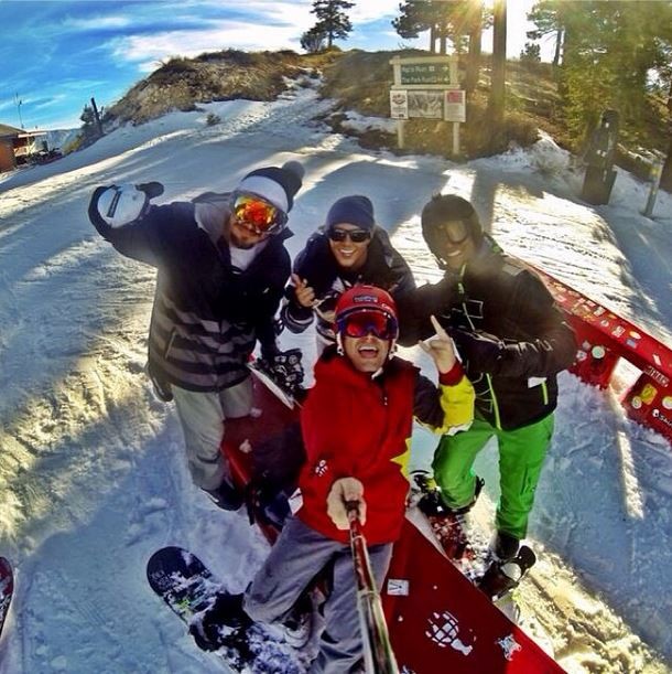 Caio Castro fazendo snowboarding com os amigos (Foto: Instagram/Reprodução)