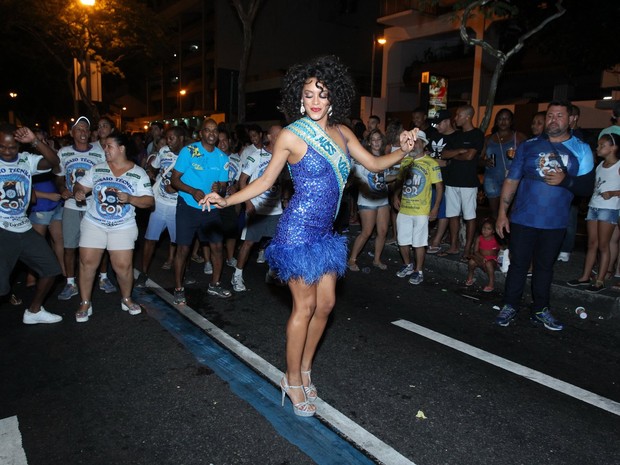 Raissa Santana em ensaio de rua da Vila Isabel na Zona Norte do Rio (Foto: Marcello Sá Barretto/ Ag. News)