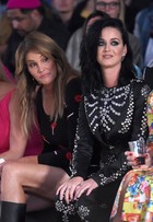 Caitlyn Jenner mostra demais ao lado de Katy Perry em desfile