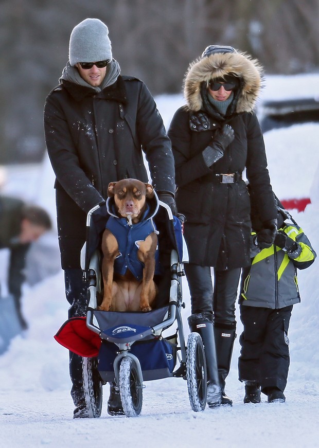 Gisele Bundchen, Tom Brady, o filho Benjamin e a cadela Lua (Foto: AKM-GSI BRASil / Splash News)