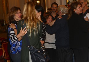 Beth Goulart e Nicete Bruno recebem o apoio de amigos no velório de Paulo Goulart em São Paulo (Foto: Iwi Onodera/ EGO)