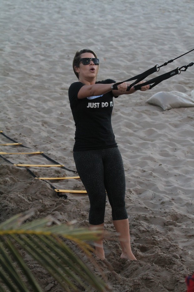 Fernanda Souza se exercita na praia (Foto: Dilson Silva / Agnews)