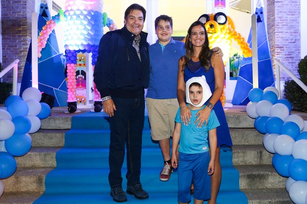 Fausto Silva e a esposa Luciana Cardoso com os filhos Joao Guilherme e Rodrigo, aniversariante (Foto: Manuela Scarpa / Photo Rio News)