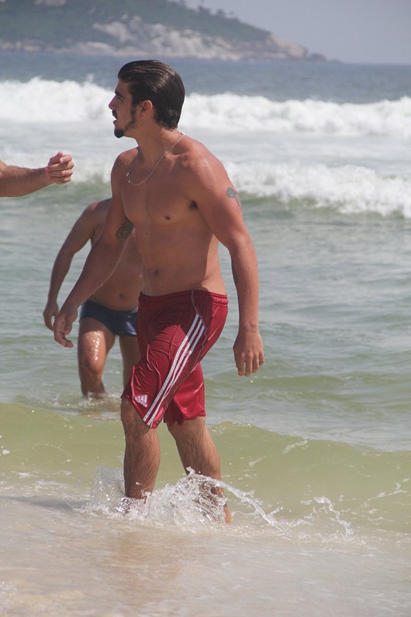 Caio Castro na praia  (Foto: Delson Silva/ Ag. News)