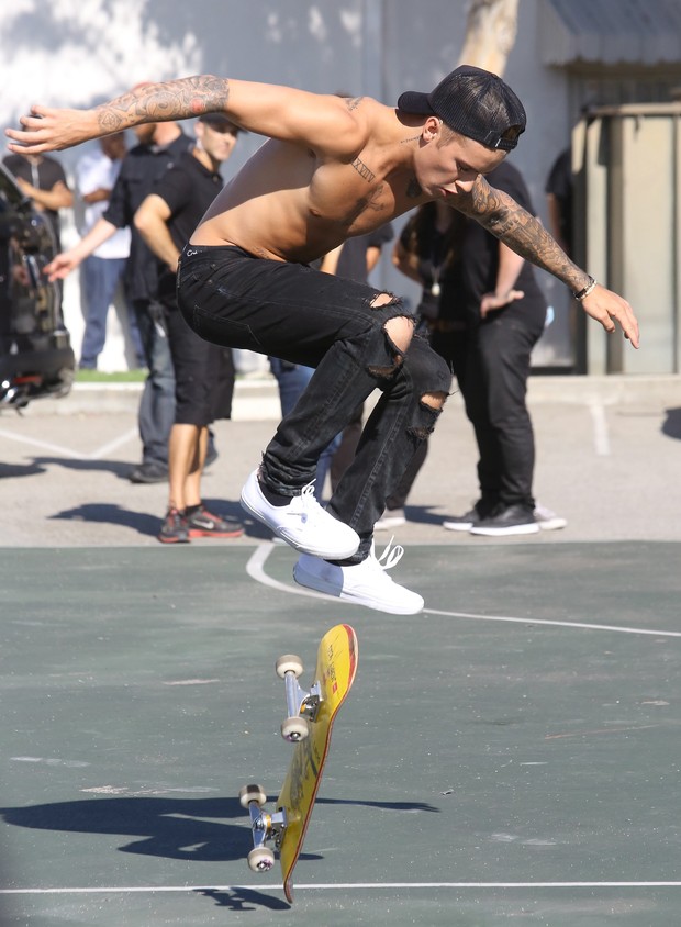 X17 - Justin Bieber anda de skate em Los Angeles, nos Estados Unidos (Foto: X17online/ Agência)