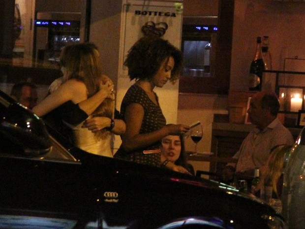 Sheron Menezzes com amigos em bar no Rio (Foto: Rodrigo dos Anjos/ Ag. News)