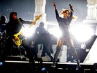 Alheia às críticas de Amanda Bynes, Rihanna brilha em show na Espanha
