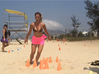 De biquíni e short, Angela Sousa faz treino funcional na praia 