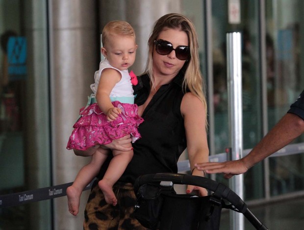 Sheila Mello e a filha Brenda em aeroporto (Foto: Orlando Oliveira / AgNews)