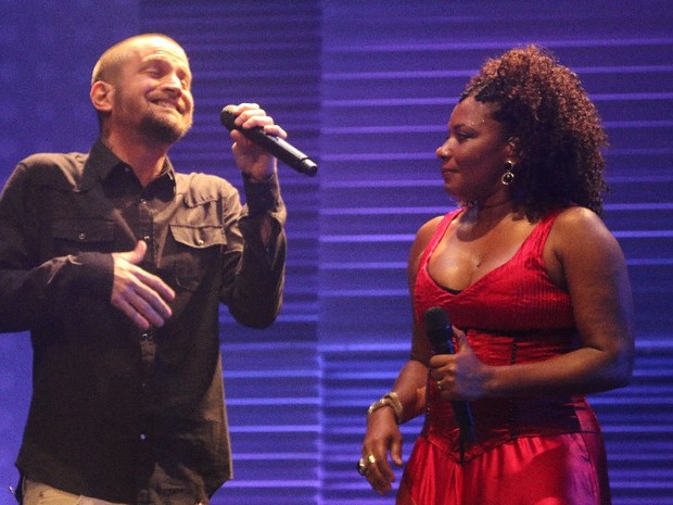 Saulo Fernandes canta com Margareth Menezes em show no Rio (Foto: Fred Pontes/ Divulgação)