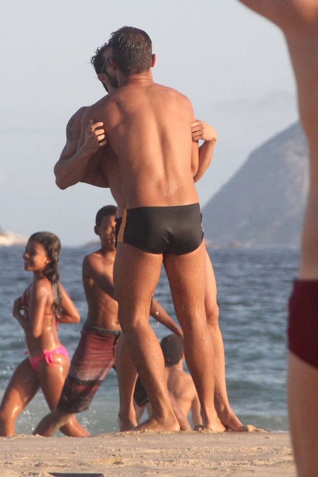 Harry Louis, ex do estilista Marc Jacobs, na praia de Ipanema no RJ (Foto: Rodrigo dos Anjos / AgNews)