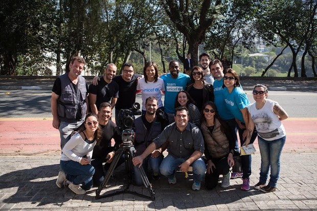 Lázaro Ramos com a equipe da gravação (Foto: UNICEF/BRZ/Raoni Maddalena)