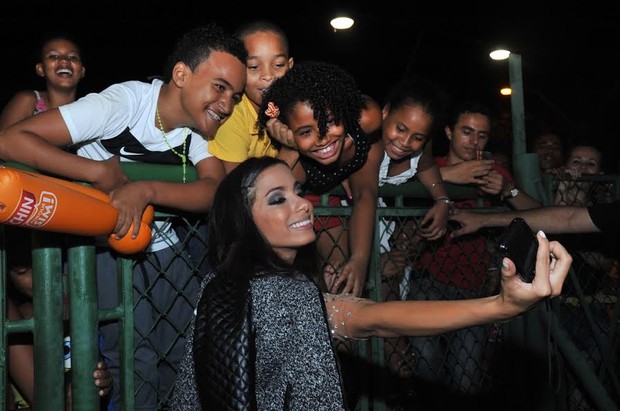 Anitta tira foto com fãs antes de show (Foto: Max Haack/Agecom)